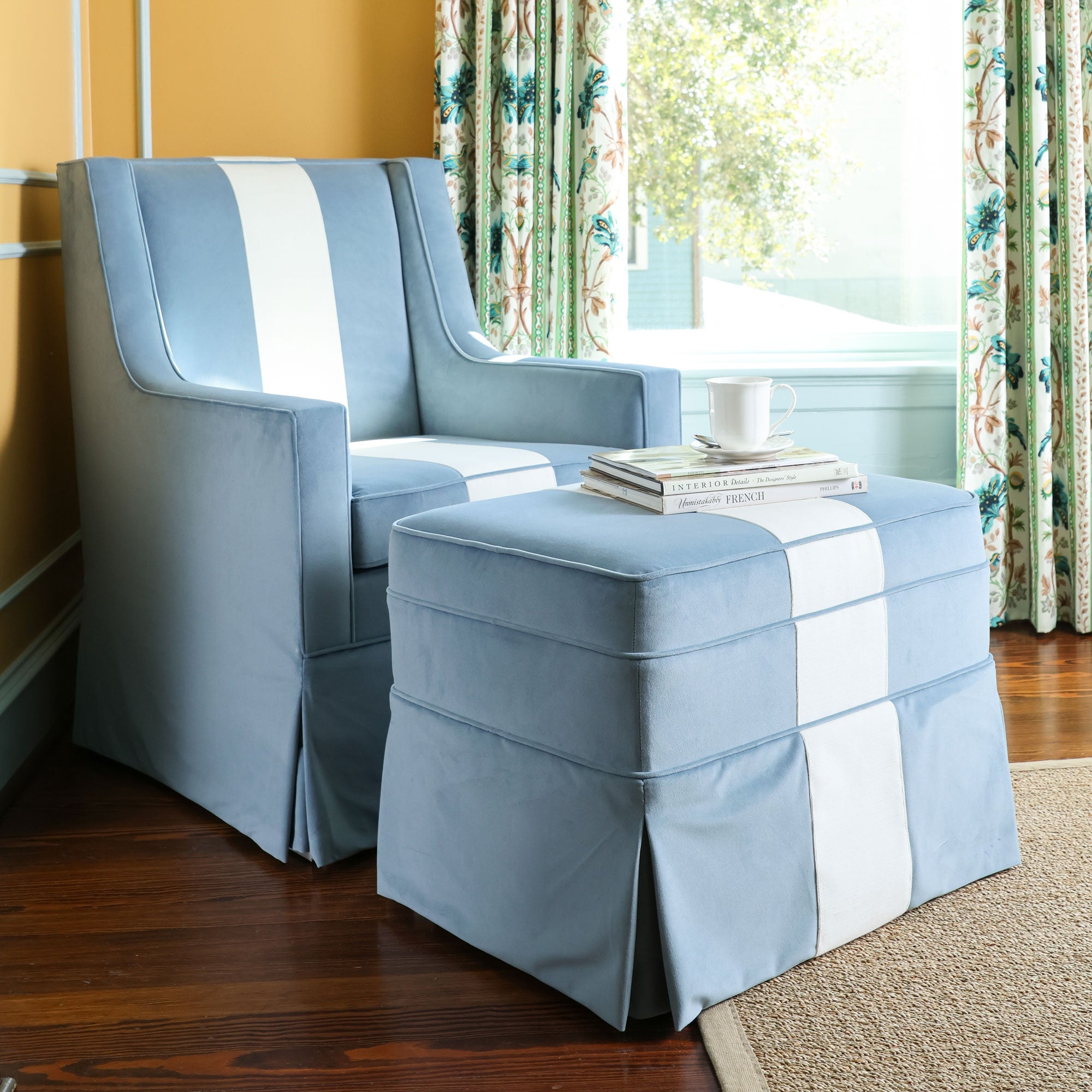 #color_bluebird-velvet-with-snow-white-velvet-stripe